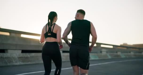 Casal Fitness Corrida Cidade Para Treino Exercício Livre Treinamento Juntos — Vídeo de Stock