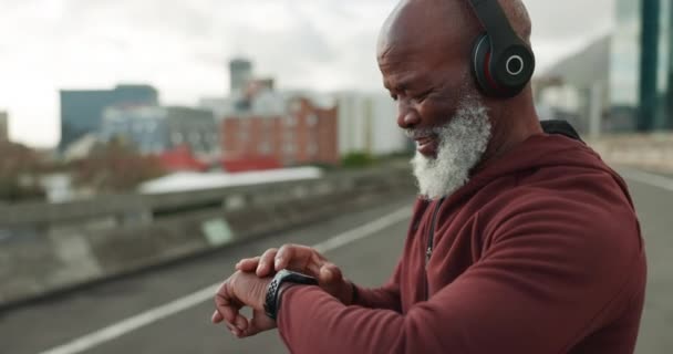 Starší Běžec Chytré Hodinky Sluchátka Městě Ulice Nebo Čas Fitness — Stock video