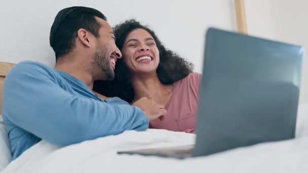 Γέλιο Laptop Και Ζευγάρι Βλέποντας Μια Ταινία Μαζί Στο Κρεβάτι — Αρχείο Βίντεο