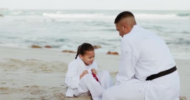 Uomo Karate Bambino Imparare Spiaggia Arti Marziali Lotta Taekwondo Allenamento — Video Stock