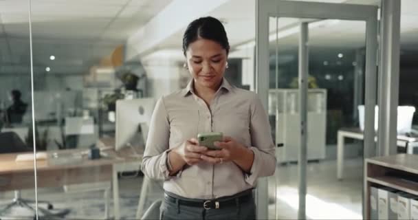 Бізнес Чат Жінка Телефоном Посмішкою Електронної Пошти Спілкування Або Прокрутки — стокове відео