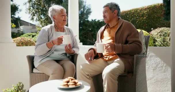 一对成熟的夫妇 退休后在花园里的幸福和咖啡 与饼干的结合和对话 墨西哥老年人 与农村的交流和阳光 为老年时的浪漫和享受 — 图库视频影像