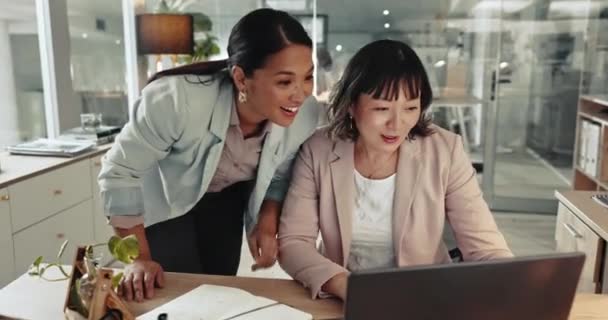 ハッピービジネス女性 高い5とオフィスで一緒に勝利 昇進または成功のチームワーク チームの達成 職場でのモチベーションに触れるエキサイティングな同僚や友人 — ストック動画