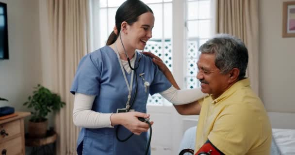 Stetoskop Opieka Zdrowotna Pielęgniarka Seniorem Sypialni Konsultację Lekarską Pomoc Opiekunka — Wideo stockowe