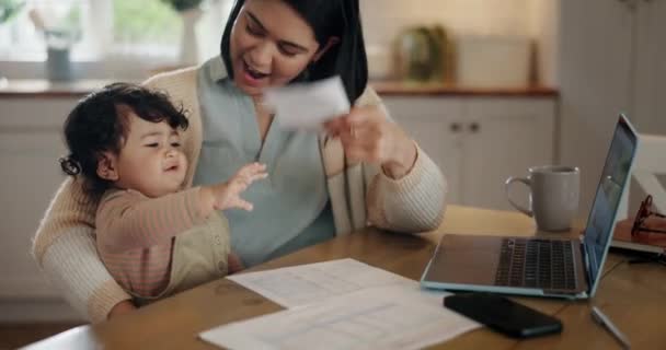 Lavoro Distanza Laptop Madre Che Giocano Con Bambino Cucina Lavorare — Video Stock