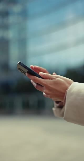 Telefone Mãos Pessoa Negócios Uma Cidade Para Viagens Texto Localização — Vídeo de Stock
