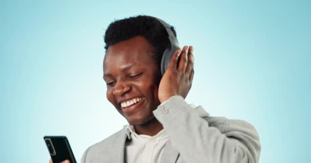 Adamı Kulaklıklar Stüdyoda Telefonla Kutlama Başarı Mavi Arka Planda Kazanmak — Stok video