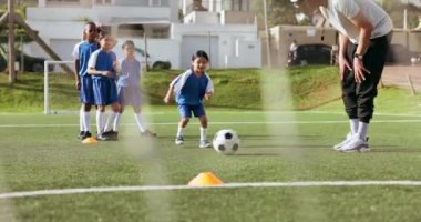 Futbol, çocuklar oyun için tekmeleme ve antrenman ve antrenman için spor ve okul sahasında egzersiz. Öğrenciler, koçluk ve takım çalışmasına sahip çocuklar, oyuncu ve takım gençlik ve grupla birlikte.