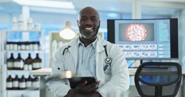 Tablet, siyah adam ya da kimya araştırma raporu ya da test sonuçları için laboratuvardaki bilim adamının yüzü. Tıbbi analiz teknisyeni, olgun gülümseme ya da online tıp gelişimi haberleri için bilimsel güncelleme.