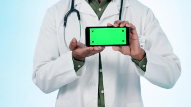 Doktor, stüdyodaki eller ve yeşil ekranda sağlık hizmeti seçimi, tavsiye ya da tele sağlık bülteni için mavi arka planda. Yakın çekim, tıbbi kişi veya mobil takip işaretçilerine işaret etmek.