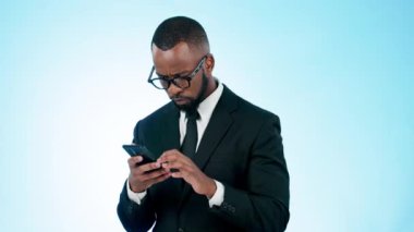 Telefon, stres ve stüdyodaki sinirli iş adamı 404 için kafa sallamıyor ya da mavi arka planda arıza yok. Akıllı telefon, kriz ya da sahtekarlık, dolandırıcılık ya da spam, e-posta başarısızlığı yüzünden hayal kırıklığına uğramış Afrikalı girişimci..