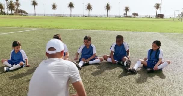 Kinderen Beenrekoefeningen Sport Het Voetbalveld Met Coach Voor Training Schoolfitness — Stockvideo