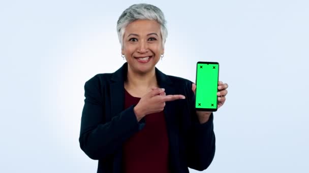 Mujer Negocios Señalando Pantalla Verde Teléfono Para Publicidad Redes Sociales — Vídeos de Stock