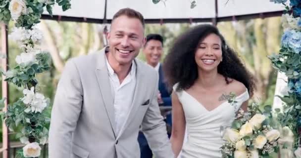 Paar Hochzeit Und Spaziergang Mit Blumen Konfetti Für Veranstaltung Feier — Stockvideo