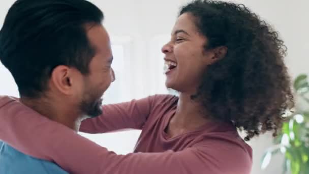 Senyum Tari Dan Pasangan Muda Rumah Mereka Mendengarkan Musik Daftar — Stok Video