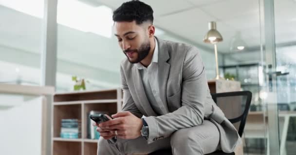 オフィスの電話 ネットワーキング ビジネスマンは インターネットやモバイルアプリにメッセージを入力します 現代の職場での電子メールやソーシャルメディアのための携帯電話で技術 チャット 若い男性弁護士 — ストック動画