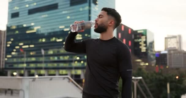 Kesejahteraan Kebugaran Dan Air Minum Dengan Pria Dengan Latihan Latihan — Stok Video