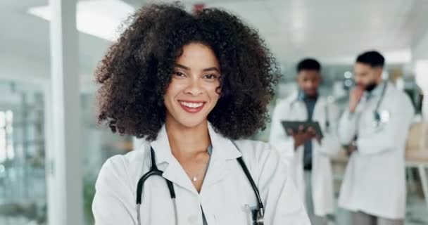 医生和非洲妇女在医疗服务 保险和诊所护理方面的脸 用于心脏科 医学和支助的听诊器对卫生工作者的保健 咨询和画像 — 图库视频影像