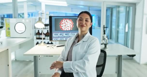 Επιστήμονας Γυναίκα Και Πρόσωπο Υπολογιστή Εργαστήριο Ανάλυσης Ιών Και Βιοτεχνολογίας — Αρχείο Βίντεο