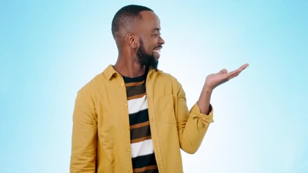 Wijzend Zwarte Man Met Duimen Omhoog Blauwe Achtergrond Voor Promotie — Stockvideo