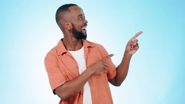 Señalando Emocionado Cara Del Hombre Negro Sobre Fondo Azul Para — Vídeos de Stock