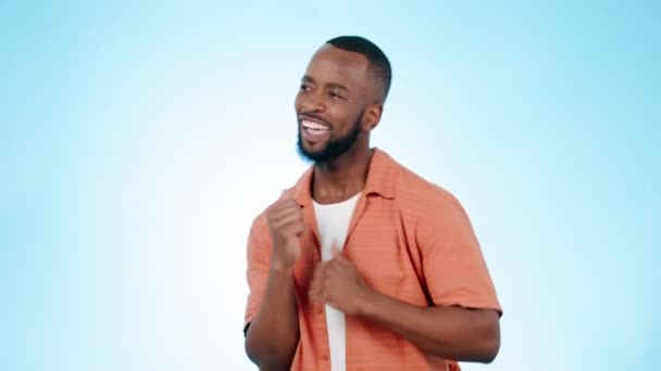 Hombre Africano Bailando Sonriendo Estudio Con Cara Excitada Para Música — Vídeos de Stock
