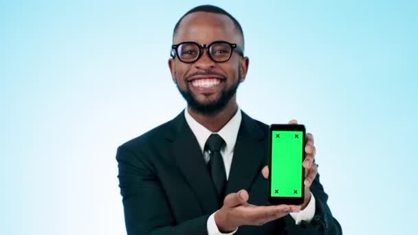 Glücklicher Geschäftsmann Telefon Und Zeigefinger Mit Grünem Bildschirm Der Werbung — Stockvideo