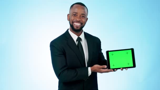 愉快的商人 平板电脑和绿色屏幕在营销或广告的工作室背景 展示技术应用 展示或模拟空间的黑人男性或企业员工微笑的肖像 — 图库视频影像
