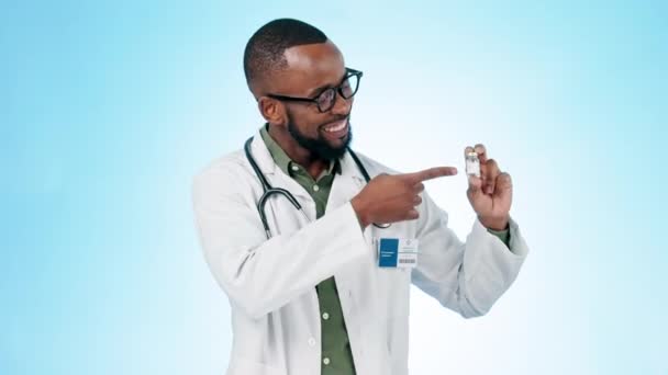 Siyahi Adam Doktor Aşıyı Sağlık Reklamında Bir Stüdyo Geçmişiyle Karşılaştırarak — Stok video