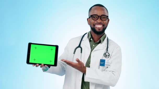 Orvos Férfi Zöld Képernyő Tabletta Reklám Egészségügyi Alkalmazás Hírlevél Információk — Stock videók