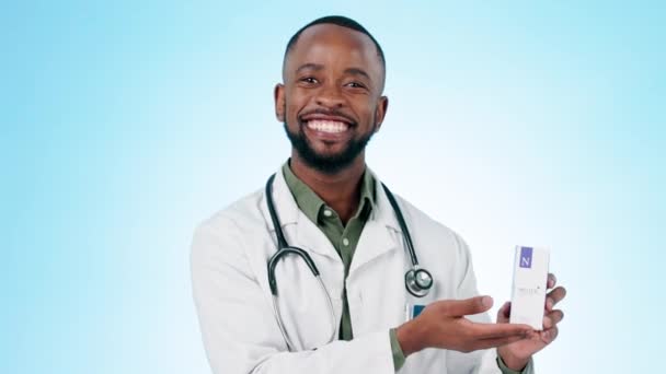 Siyahi Adam Doktor Reklamdaki Ilaç Ilaç Ürüne Işaret Eden Bir — Stok video