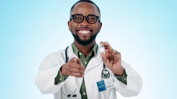 Hombre Negro Médico Apuntando Vacuna Medicina Para Cura Publicidad Fondo — Vídeos de Stock