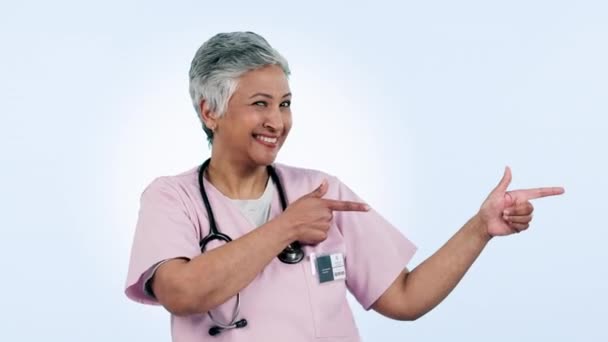Γιατρός Γυναίκα Και Δείχνοντας Επιλογή Για Πληροφορίες Νοσοκομείου Απόφαση Και — Αρχείο Βίντεο