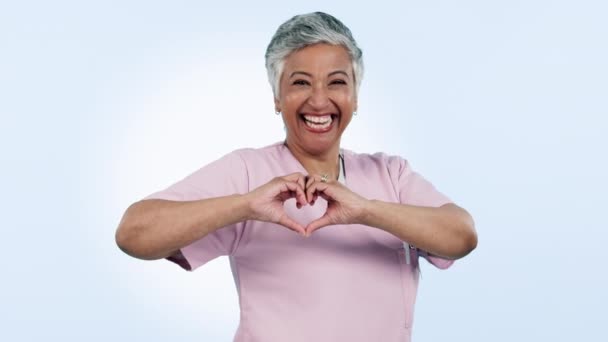 Щаслива Жінка Обличчя Або Старша Медсестра Формою Серцевих Рук Або — стокове відео