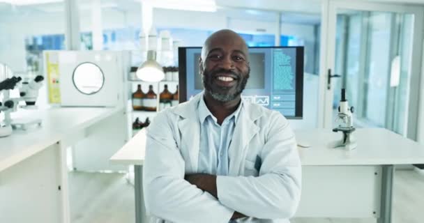 Cientista Africano Braços Cruzados Laboratório Com Rosto Orgulho Sorriso Para — Vídeo de Stock