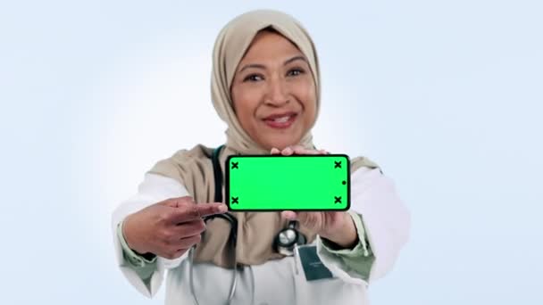 Sjukvård Telefon Och Grön Skärm Med Arabisk Kvinna Läkare Studio — Stockvideo