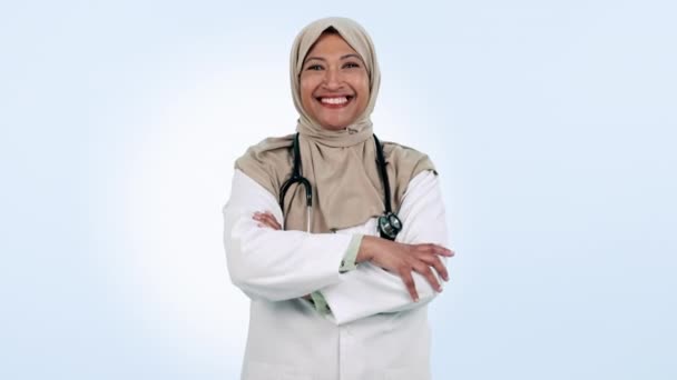 Ιατρός Ευτυχισμένη Μουσουλμάνα Και Χέρια Σταυρωμένα Στο Στούντιο Για Την — Αρχείο Βίντεο