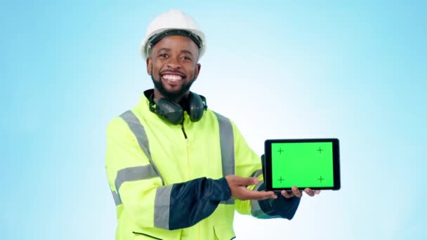 快乐的黑人男人 建筑师和平板绿色屏幕的建设或广告在工作室的背景 展示技术应用 展示或模拟的非洲工程师或承包商的画像 — 图库视频影像