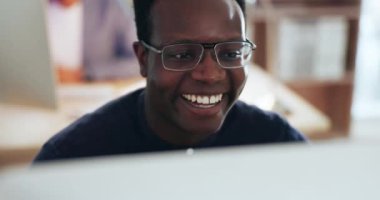 Araştırma, gülümseme ve internette bilgi okuyan bir bilgisayardaki siyah adam. Happy, teknoloji ve profesyonel Afrikalı erkek avukat iş yerinde yasal bir dava için araştırma yapıyorlar.