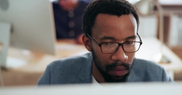 Ofisteki Düşünme Yüz Siyah Adam Okuma Arama Beyin Fırtınası Çözümleri — Stok video