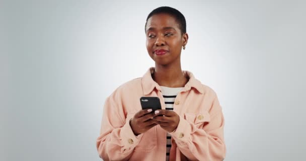 Женщина Телефон Текстовые Сообщения Студии Мысли Сомнения Печатанием Вопрос Идея — стоковое видео