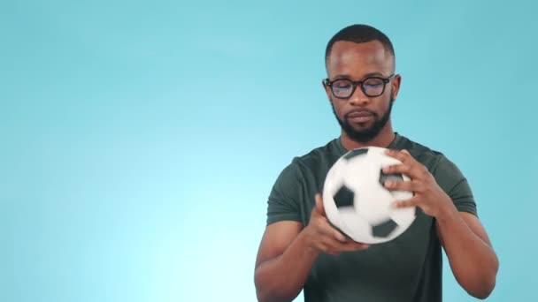Saygılar Futbol Siyahi Adam Atölyenin Mavi Arka Planına Izole Edilmiş — Stok video