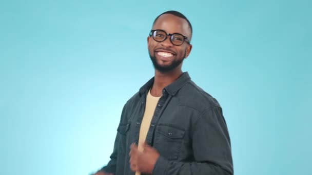 Mode Fröhlichkeit Und Das Gesicht Eines Schwarzen Mannes Auf Blauem — Stockvideo