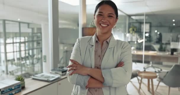ビジネス女性 弁護士の仕事の準備ができているオフィスで企業労働者の顔を交差し 幸せにしました アジアの女性 弁護士 職場での自信と誇りを持った仕事の肖像画 — ストック動画