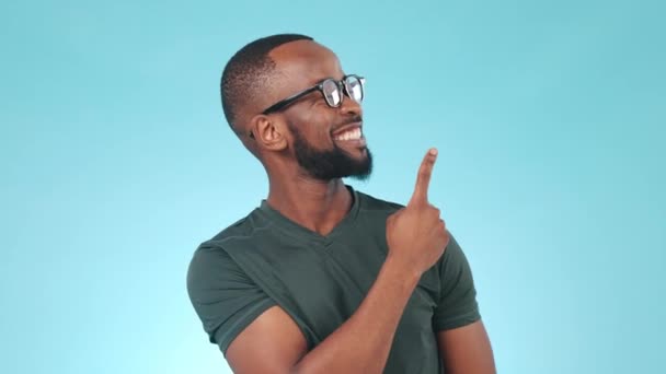 Pointing Entscheidung Und Gesicht Des Schwarzen Mannes Auf Blauem Hintergrund — Stockvideo
