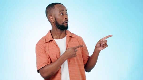 Hombre Negro Señalando Opción Para Promoción Presentación Lista Verificación Para — Vídeos de Stock