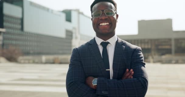 Щасливий Схрещений Герб Обличчя Професійного Чорношкірого Місті Хорошим Впевненим Позитивним — стокове відео