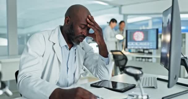 Άγχος Άνθρωπος Κουρασμένος Επιστήμονας Στο Εργαστήριο Πονοκέφαλο Από Εξάντληση Ημικρανία — Αρχείο Βίντεο