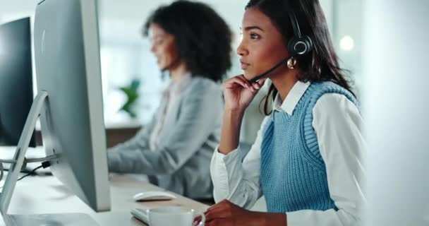 Kadın Düşüncesi Çağrı Merkezi Bilgisayar Iletişimi Müşteri Desteği Ofiste Sanal — Stok video