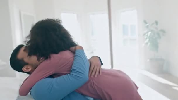 Ενθουσιασμένος Σπίτι Και Ζευγάρι Αγκαλιά Στο Κρεβάτι Για Αγκαλιά Αγάπη — Αρχείο Βίντεο